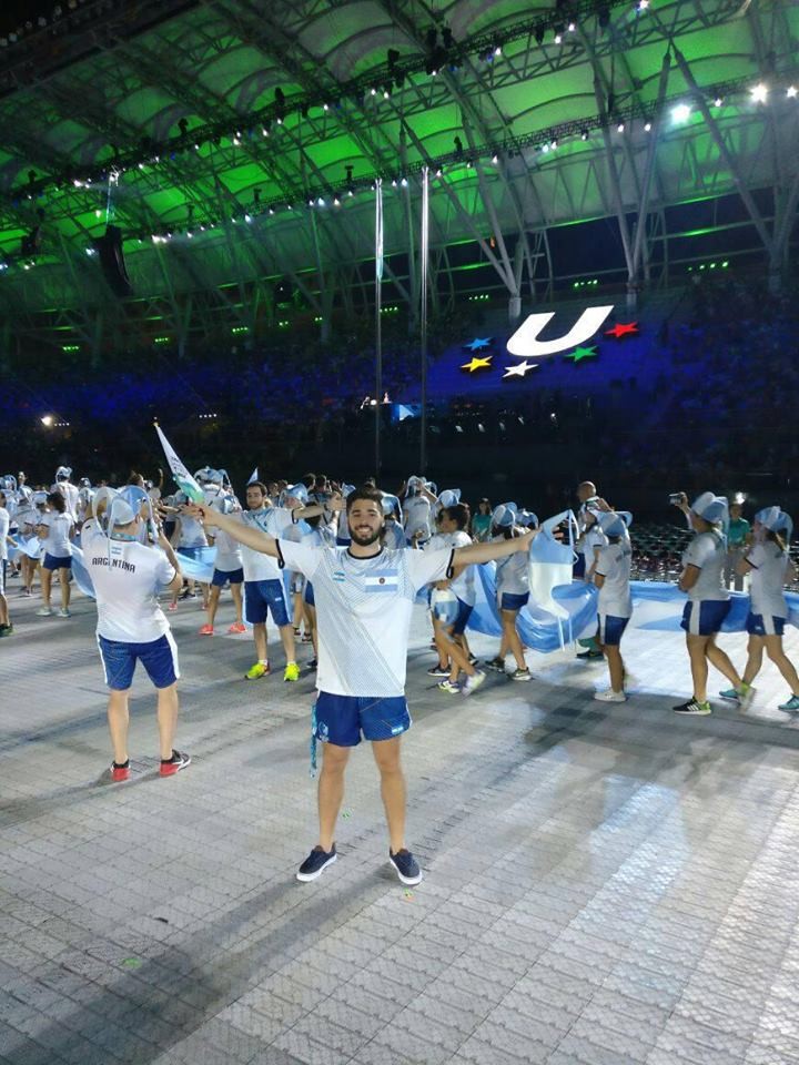 阿根廷代表隊選手在世大運閉幕典禮上披台灣國旗，圖為阿根廷水球選手馬洛尼（Patricio Marrone）。（圖／翻攝Patricio Marrone臉書）