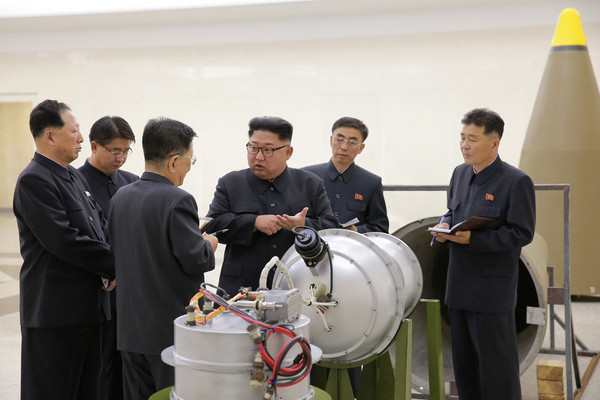 ▲▼ 北韓宣稱已成功開發可搭載在洲際彈道飛彈上的「氫彈」，當局領導人金正恩赴核武器研究所進行視察。（圖／路透社）