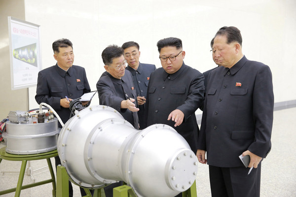▲▼ 北韓宣稱已成功開發可搭載在洲際彈道飛彈上的「氫彈」，當局領導人金正恩赴核武器研究所進行視察。（圖／路透社）