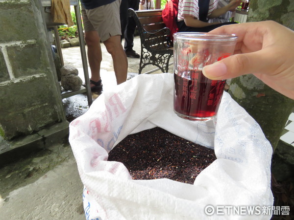 ▲還可以喝到居民們用紫米泡的茶，相當養生健康。（圖／記者張舒芸攝）
