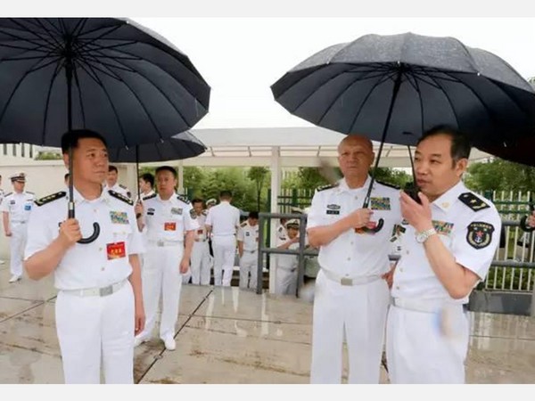 時任中國海軍司令員吳勝利進行視察時，為電磁彈射專家馬偉明打傘。（圖／翻攝自大陸網站）