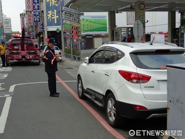 紅線違規停車易釀交通事故，是警方強力取締的重點交通違規項目。（圖／記者林悅翻攝）