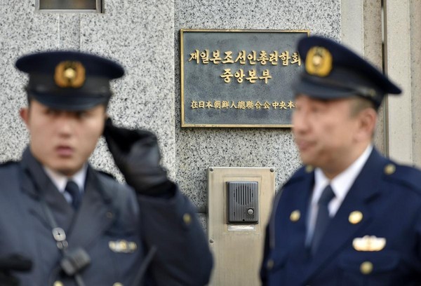 2016年1月7日，日本東京，北韓宣布氫彈試射後日本警方在「朝總聯」建築外加強警戒。（東方IC）