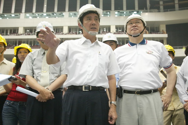 ▲前總統馬英九在台北市長任內曾視察小巨蛋。（圖／東森國際）