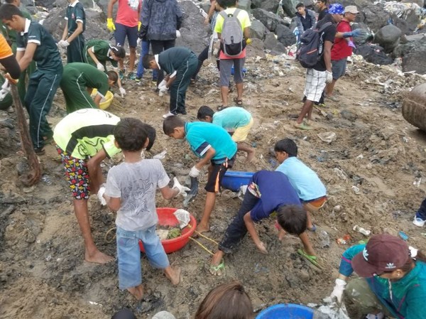 ▲▼ 印度熱血律師號召大眾淨灘,2年清500萬公斤垃圾。(圖/翻攝自推特/@AfrozShah1)