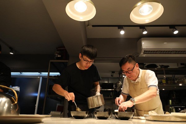 “J&J Private Kitchen ”的两个J，指的就是张o扉攀erry（右）和儿子Jimmy（左）。