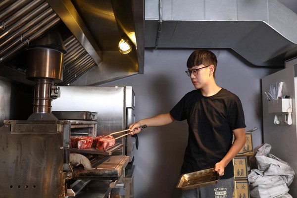 張濬榕的兒子Jimmy大學剛畢業，現也在餐廳擔任烤台手。