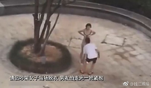 ▲女友吵架暴怒「脫胸罩」　男友光速「抱緊處理」肉擋雙乳。（圖／翻攝錢江晚報）