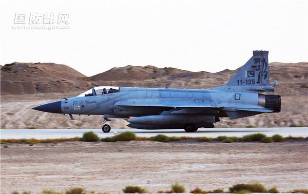 ▲▼中國和巴基斯坦空軍在「雄鷹-Ⅵ」軍演派出多架戰機，進行紅藍體系對抗、編隊飛行等。（圖／翻攝自中國國防部）