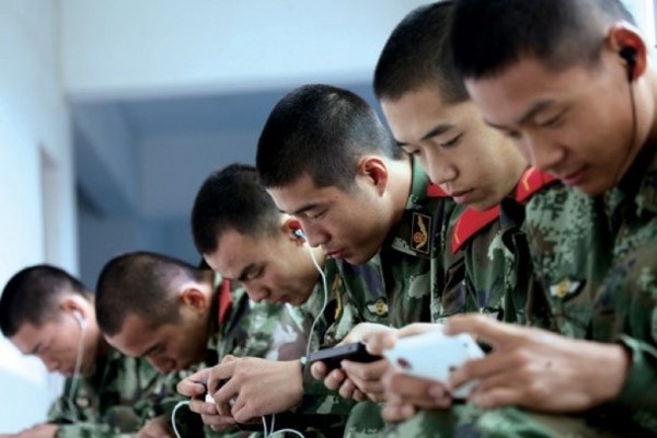 ▲▼戴耳機玩手機，解放軍5兵沒集合導致防空演練失敗。（圖／翻攝自人民網）