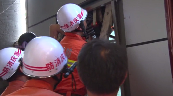 工人裝電梯被倒捲進電梯。（圖／翻攝自重慶網路廣播電視台）