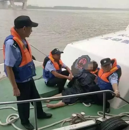 ▲▼女子在長江漂流5小後獲救。（圖／翻攝自楚天都市報）