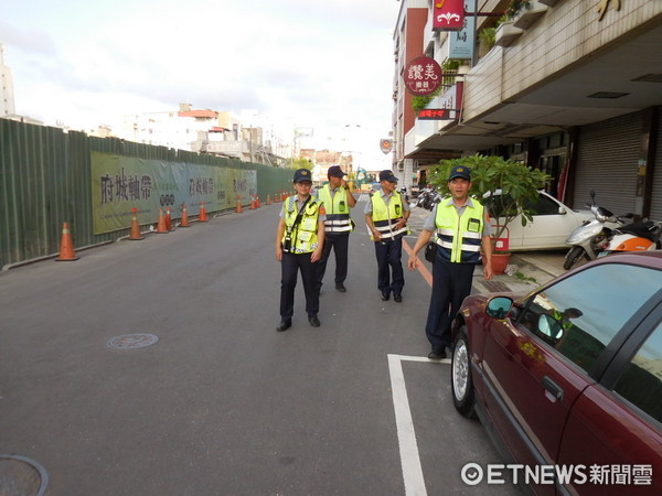 ▲台南市警第二分局持續執行排除道路障礙取締工作，維護道路交通順暢  確保路人行的安全。（圖／警方提供）