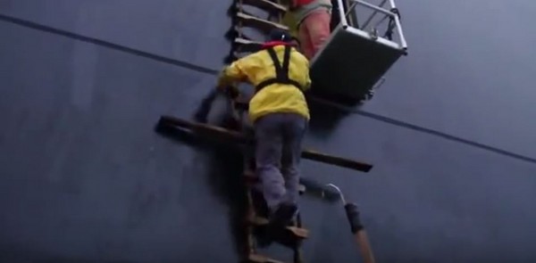 ▲▼領港挺成員曾拍下死者袁順光攀爬領水梯的危險過程。（圖／攝自Youtube f7394）