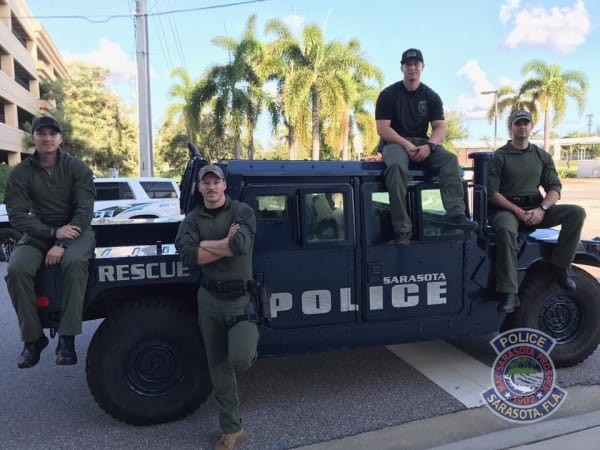 帥警照一PO網，釣出幾十萬名〝飢渴女受災戶〞（圖／臉書／GainesvillePolice）