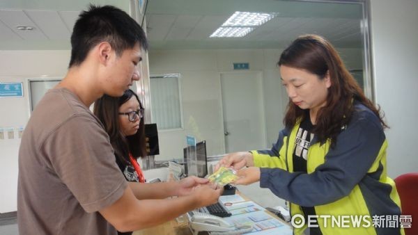 ▲台南市衛生局，在東菜市場免費發放「食安簡易試劑」歡迎民眾索取。（圖／衛生局提供）