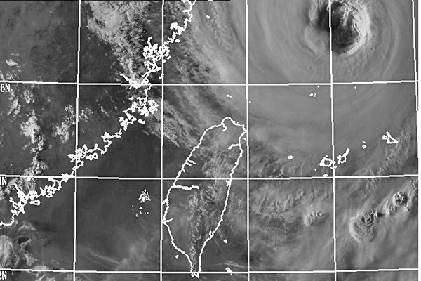 ▲泰利「大眼盯台一天」終邁步撲日！解除海警放晴升5度。（圖／NCDR、中央氣象局）