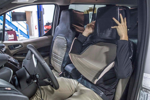 ▲福特工程師穿上「椅子偽裝」...只為研究無人車溝通法。（圖／翻攝自Ford）