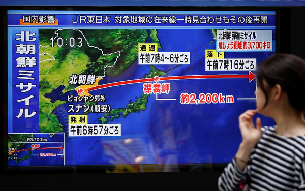 ▲▼日本東京街頭播放北韓9月15日發射飛彈新聞。（圖／路透社）