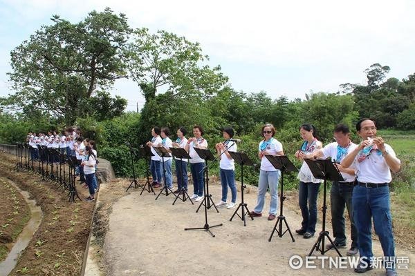 ▲市議員莊玉輝替鄭文燦「開支票」，三個月後芥菜收成，舉辦千人踩客家酸菜活動時，參加者每人送衣服一件、一公斤酸菜，台下民眾報以熱絡掌聲回應。（圖／記者楊淑媛攝）