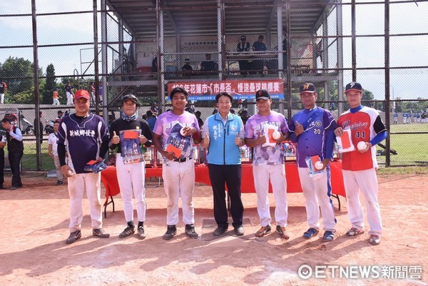 花蓮市市長盃慢速壘球錦標賽，在國福球場舉行，42隊好手交流球技。(圖／花蓮市公所提供)