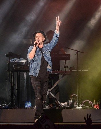 看到台下歌迷反應熱烈,共和世代允諾明年再來台開唱。