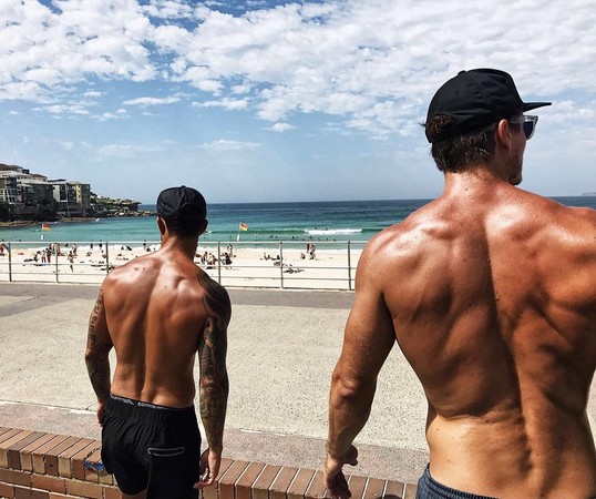 海灘健身肌肉精實男（圖／IG #Bondi Outdoor Gym）