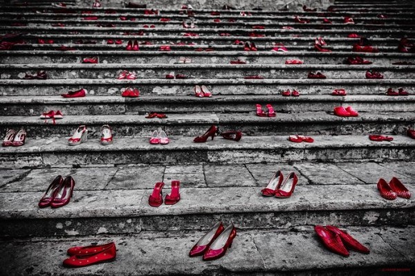 《紅舞鞋》恐怖童話原型！萬人跳舞停不住，直到器官衰竭而死（圖／umutgazetesi3）