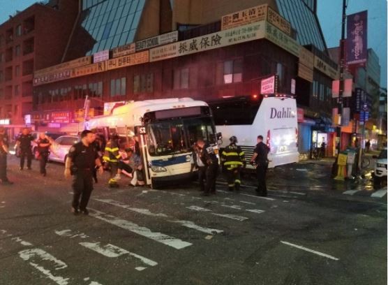 ▲皇后區公車對撞，造成3人喪命16人受傷。（圖／取自推特／NYPD 109th Precinct‏）