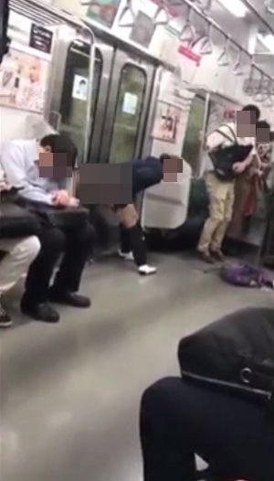 日本網路瘋傳一段影片，一名綁馬尾、戴眼鏡的女子竟大喇喇在電車上脫褲「噓噓」，嚇得其他乘客閃離。（圖／翻攝「dora0301m」推特）