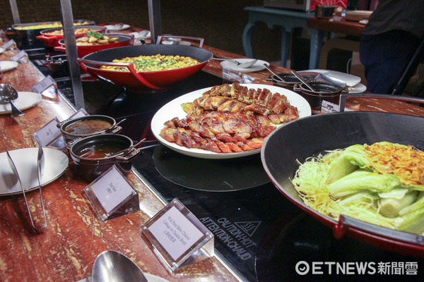▲文華Cafe晚間也推Buffet　鮑魚、螃蟹及帶骨肋眼牛排吃到飽。（圖／記者黃士原攝）
