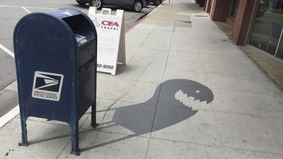 郵筒變身憨笑小怪獸　超可愛「影子藝術」現身舊金山