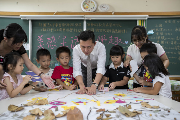 ▲新竹市長林智堅和孩子相約「在幼兒園的每一天都要快樂上學。
