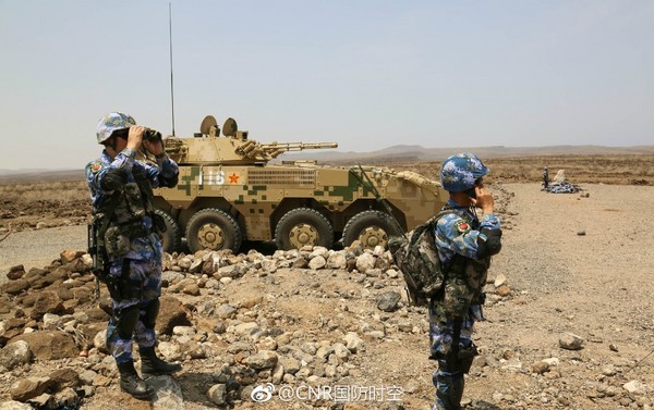 中國駐吉布地保障基地首次組織實彈射擊演練，先後使用手槍、自動步槍、狙擊步槍、車載並列機槍，對不同距離對固定目標進行實彈射擊訓練。（圖／翻攝自國防時空官方微博）