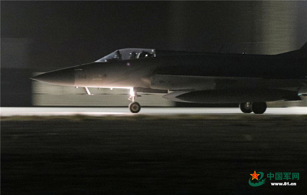 中巴空軍聯合訓練日前首次在中國境內開展夜間聯合對抗。JF-17戰鬥機著陸。（圖／翻攝自中國軍網）