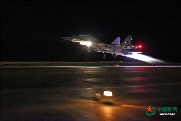 中巴空軍聯合訓練日前首次在中國境內開展夜間聯合對抗。JF-17戰鬥機升空。（圖／翻攝自中國軍網）