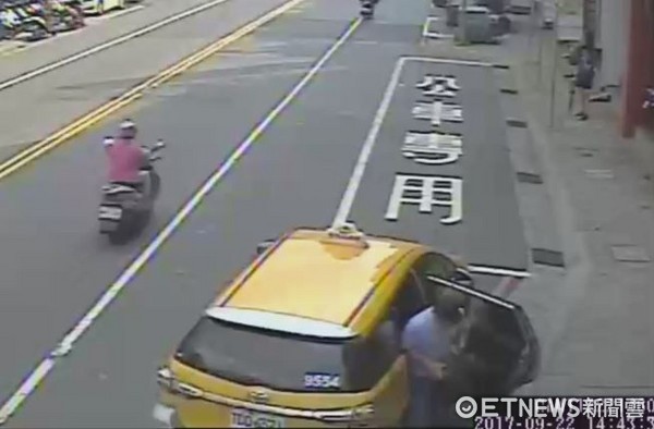 ▲▼林男偷走了手機後還向監視器挑釁say HI。(圖/記者陳豐德翻攝)