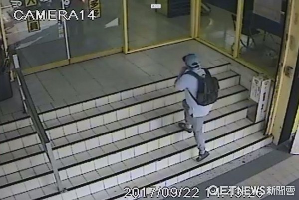 ▲▼林男偷走了手機後還向監視器挑釁say HI。(圖/記者陳豐德翻攝)