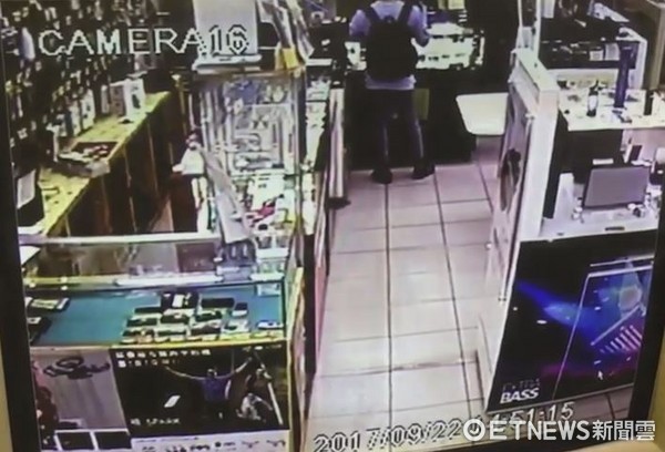 ▲▼林男偷走了手機後還向監視器挑釁say HI。(圖/記者陳豐德翻攝)