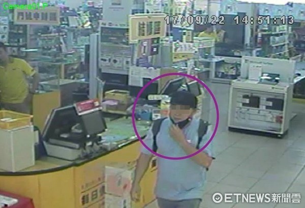 ▲▼林男偷走了手機後還向監視器挑釁say HI。(圖/翻攝自爆料公社)