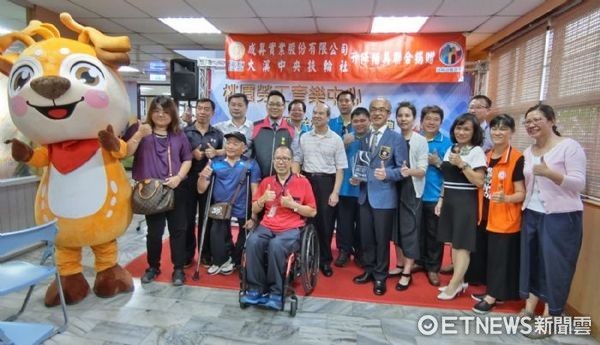 ▲成昇實業及大溪中央扶輪社合資,捐贈桃園勞工育樂中心爬梯機。(圖/勞動局提供)