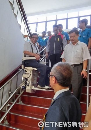 ▲成昇實業及大溪中央扶輪社合資,捐贈桃園勞工育樂中心爬梯機。(圖/勞動局提供)