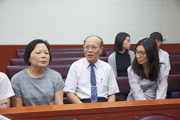 聲請再審宣判這天，一路協助蘇炳坤卻十分低調的退休檢察官彭南雄（右）也特地到場。左為蘇太太。