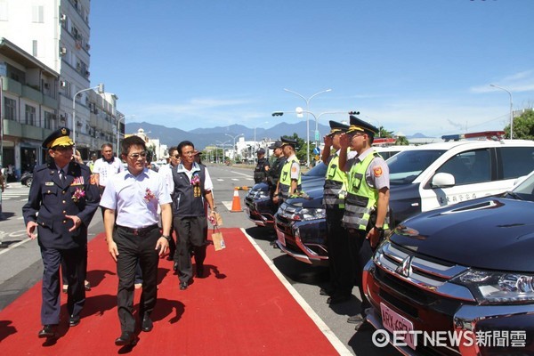 台東縣警察局26日舉行新型偵防車、巡邏車校閱及新建寶桑派出所落成典禮，場面壯觀熱鬧，吸引民眾圍觀。（圖／台東縣警察局提供）