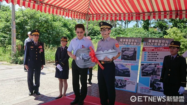 台東縣警察局26日舉行新型偵防車、巡邏車校閱及新建寶桑派出所落成典禮，場面壯觀熱鬧，吸引民眾圍觀。（圖／台東縣警察局提供）