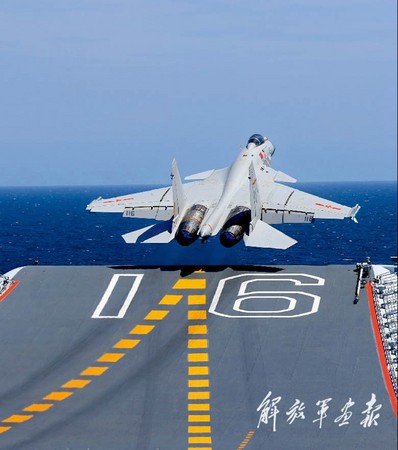 ▲▼2017年6月，海軍航母編隊跨區機動訓練順利推進。殲-15艦載戰鬥機從遼寧艦飛行甲板滑躍起飛。殲-15艦載戰鬥機在遼寧艦著艦。（翻攝自中國軍網）