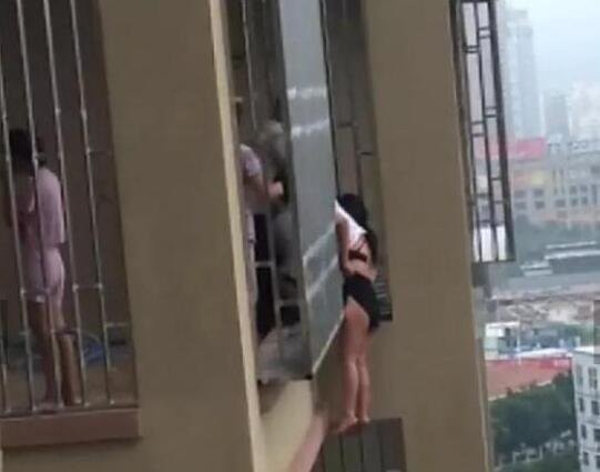 ▲女子從18樓跳樓，卻掛在別人家陽台外等待救援       。（圖／翻攝自搜狐網 ）