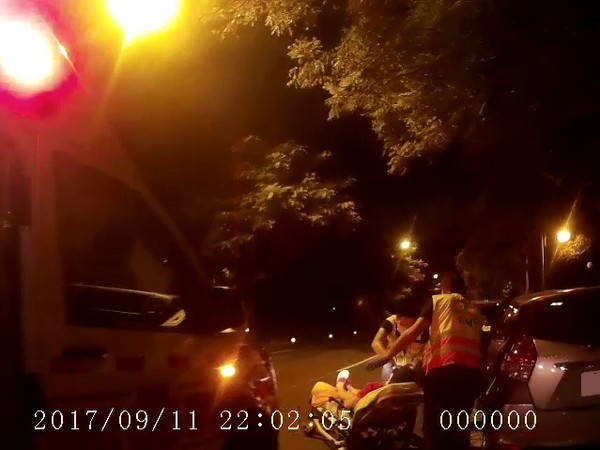 婦人和老公吵架,氣得在車上服藥輕生。(圖/翻攝畫面)