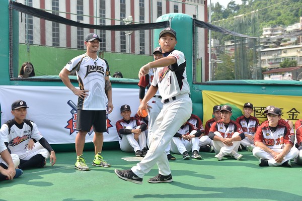 ▲陽耀勳26日到世新大學擔任一日棒球教練。（圖／記者歐建智攝）