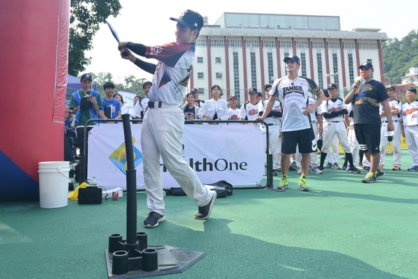 ▲陽耀勳26日到世新大學擔任一日棒球教練。（圖／記者歐建智攝）